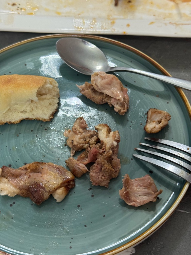 Жігіт кофе ішіп келді