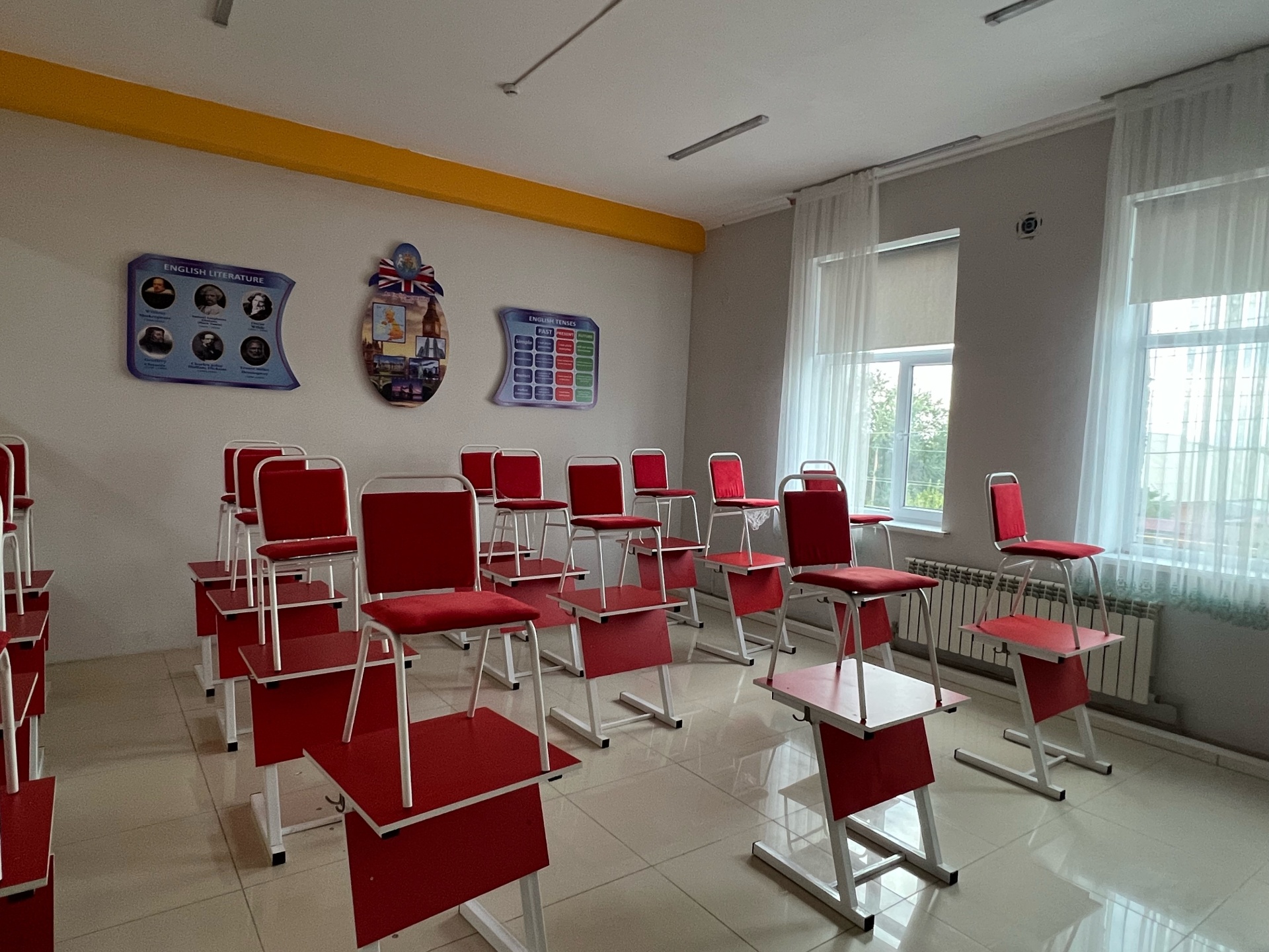 Олар көліктен түсіп кетеді