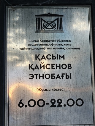 Көгалдағы іскер ханыммен порно