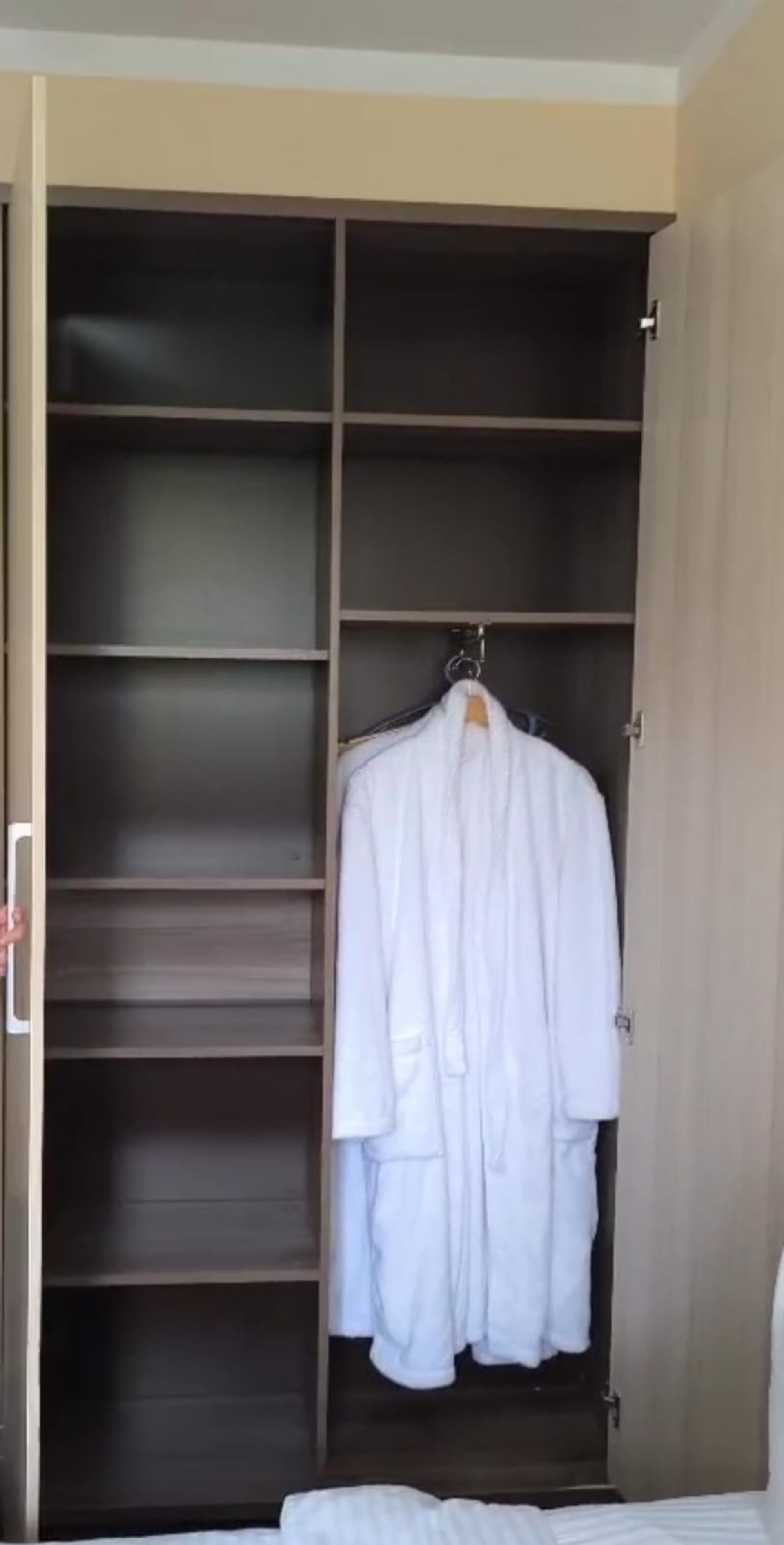 Қыздар диванға жатып алады