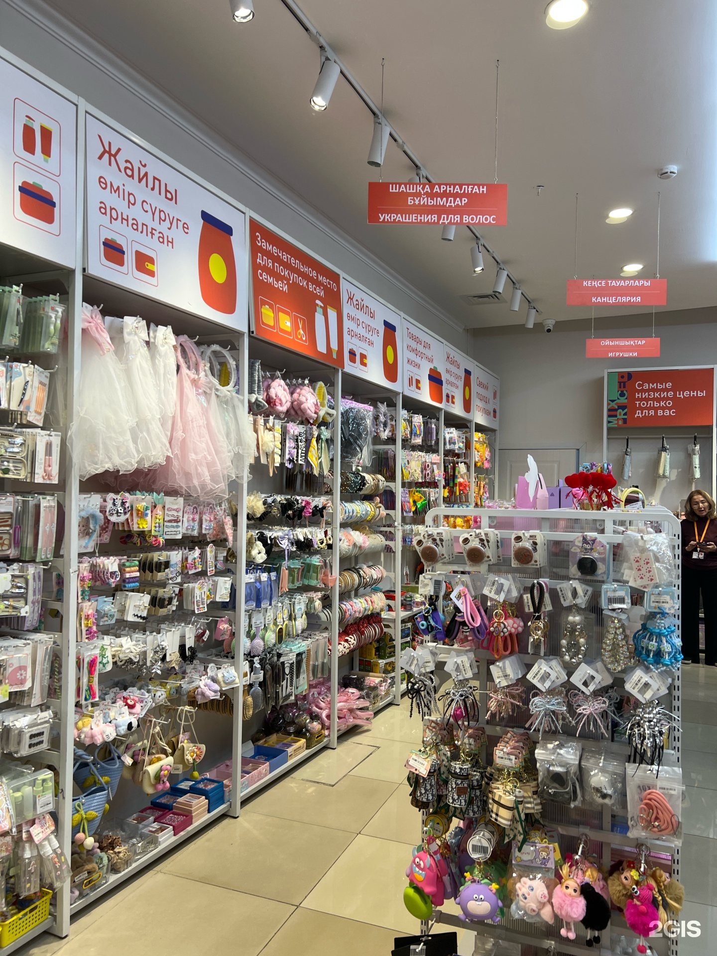 Үлкен мүшесі бар қара жігіттер кішкентай балапандарды трахает