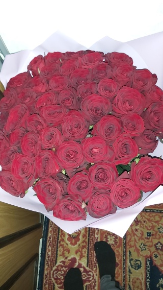 Алая роза в тюмени доставка цветов торты на заказ в самаре с доставкой