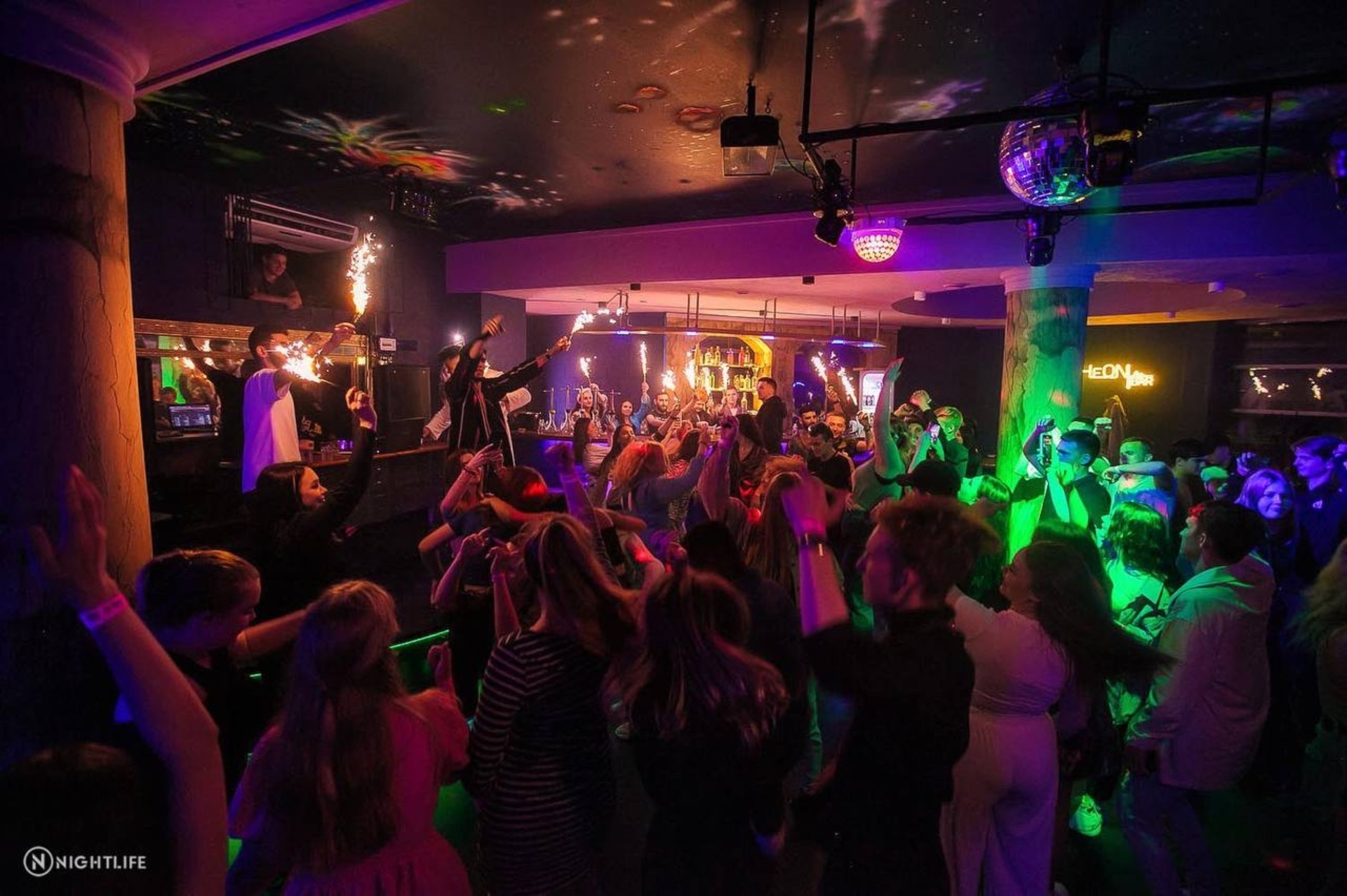 Reflex guruhining yalangoch, erotik va chiroyli fotosuratlari