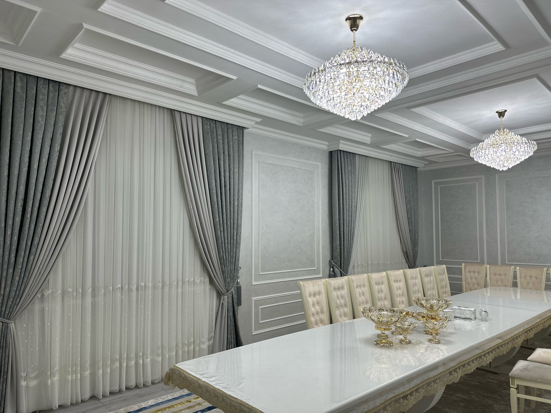 Сыртта шұлық киген жалаңаш қыз Жігіттердің қыздарды шешіндіріп жатқан видеосы