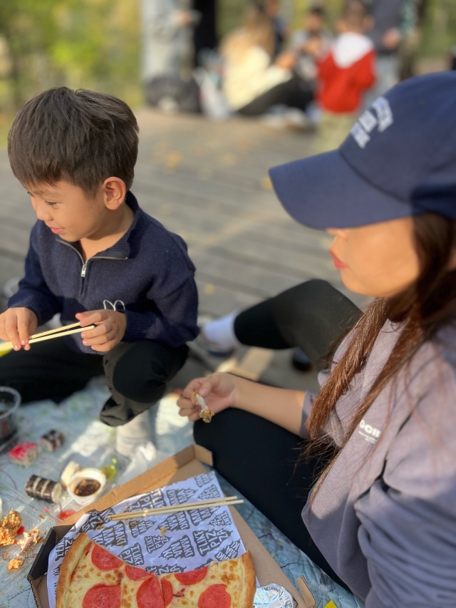 Үйлену тойының эротикалық фотосуреттері Жалаңаш қыз кейбір жігіттермен ішімдік ішіп, жыныстық қатынасқа түскісі келді