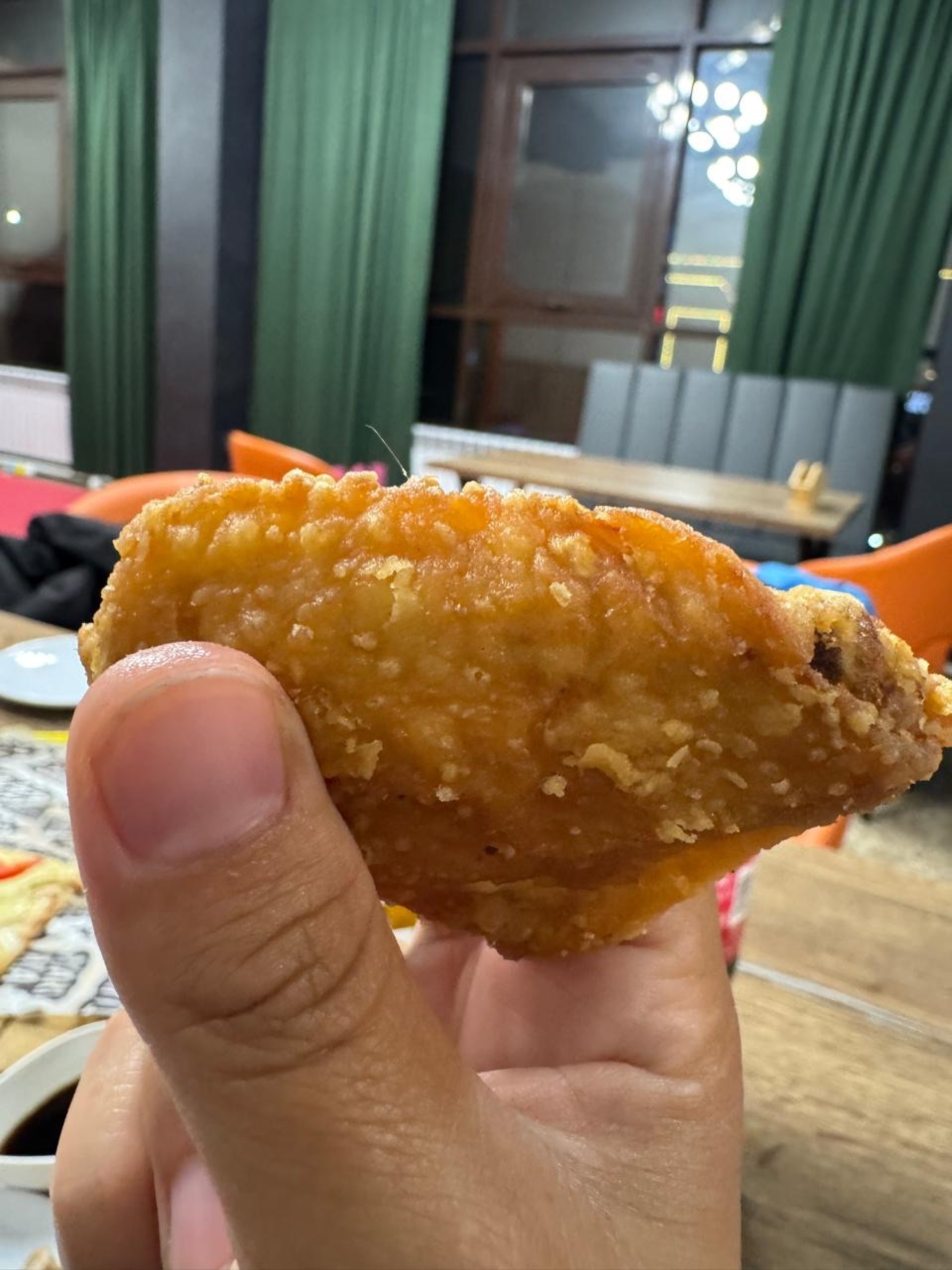 Мен пицца алып келдім, ол ренжіп қалды. Мен пицца алып келдім, ол ренжіп қалды.