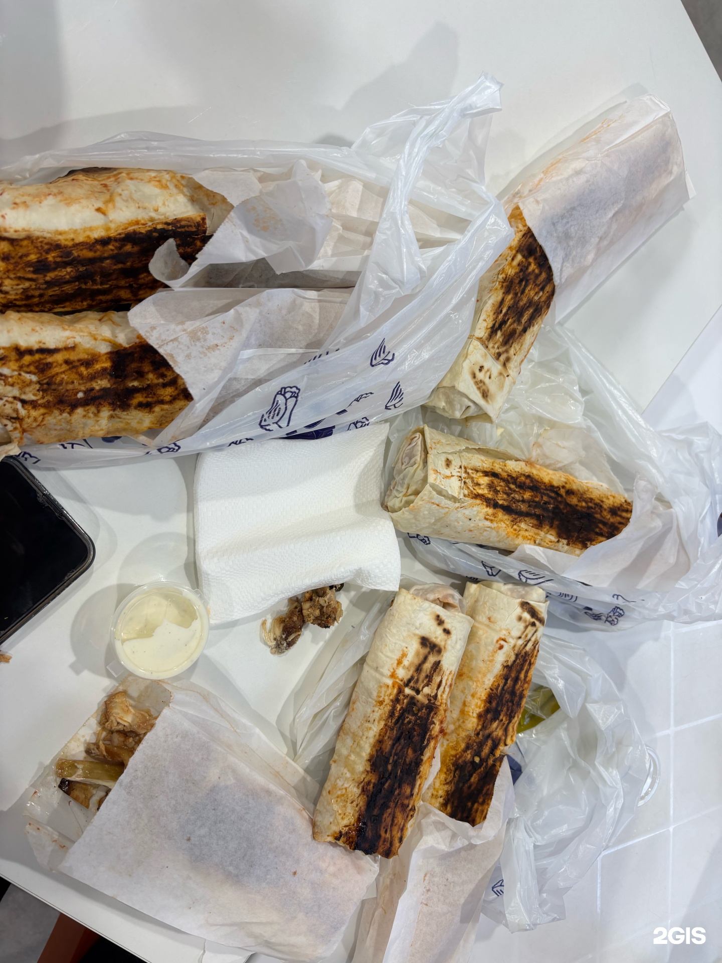 Қыз жігіттің аузын кискасымен дөрекі түрде сипалайды