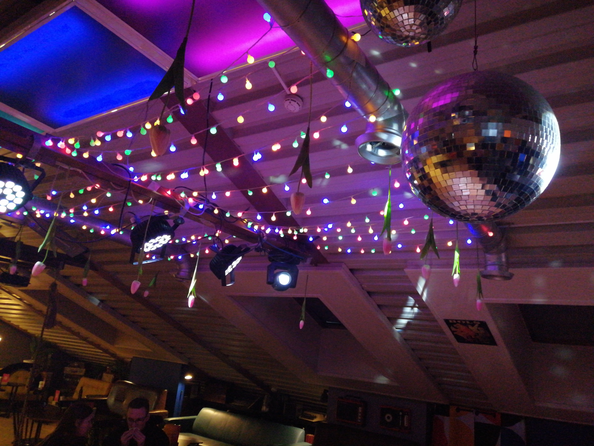 Үш лесбиянка пискаларды жалайды