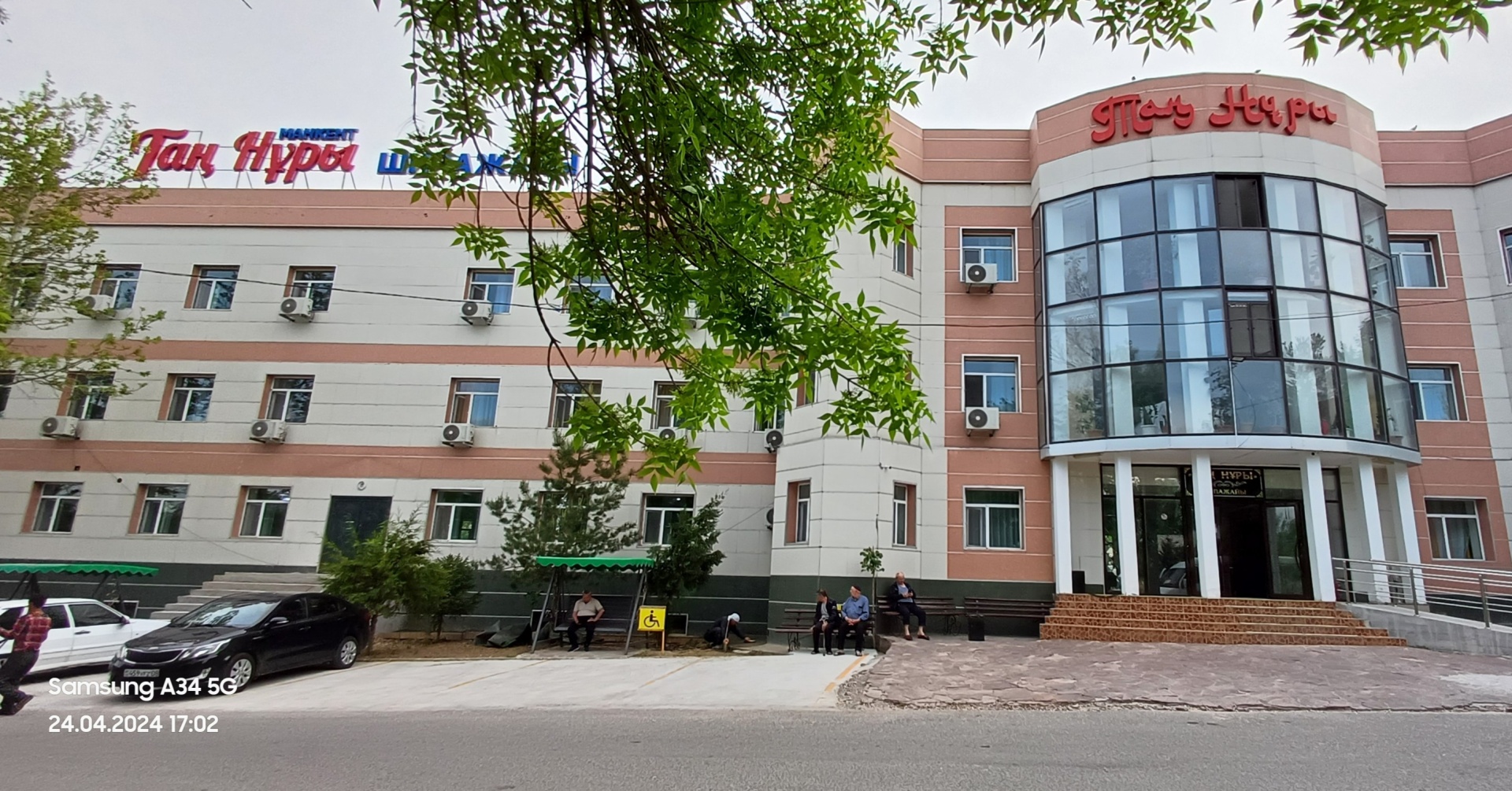 Бикини мен тор шұлықтардағы фотосуреттер