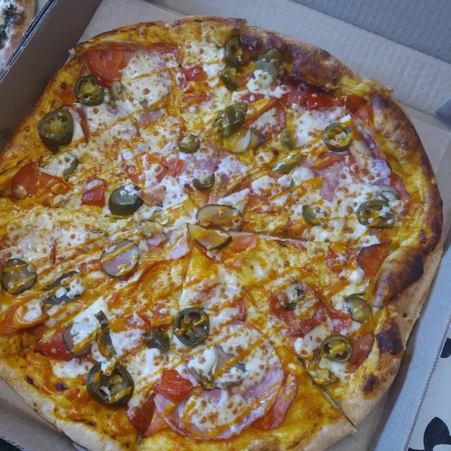 Пицца с беконом. Та еще пицца. Пицца семейная. Пицца ещё кусочек сарапул. Та еще пицца.