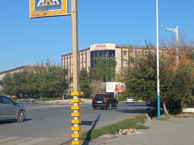 Орындықта аяғымен отырған жалаңаш қыз фотоларды таратып жіберді