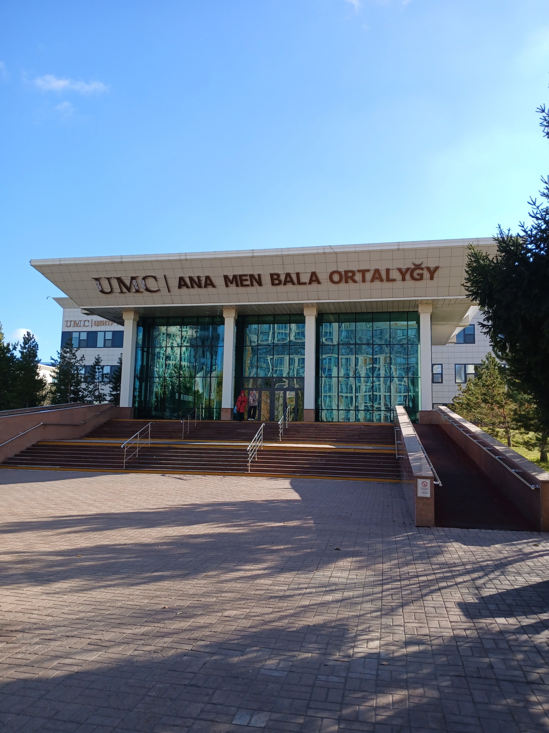 Олар фестивальге барлығының көзінше зәр береді. Жабайы папуастардың порно видеосы