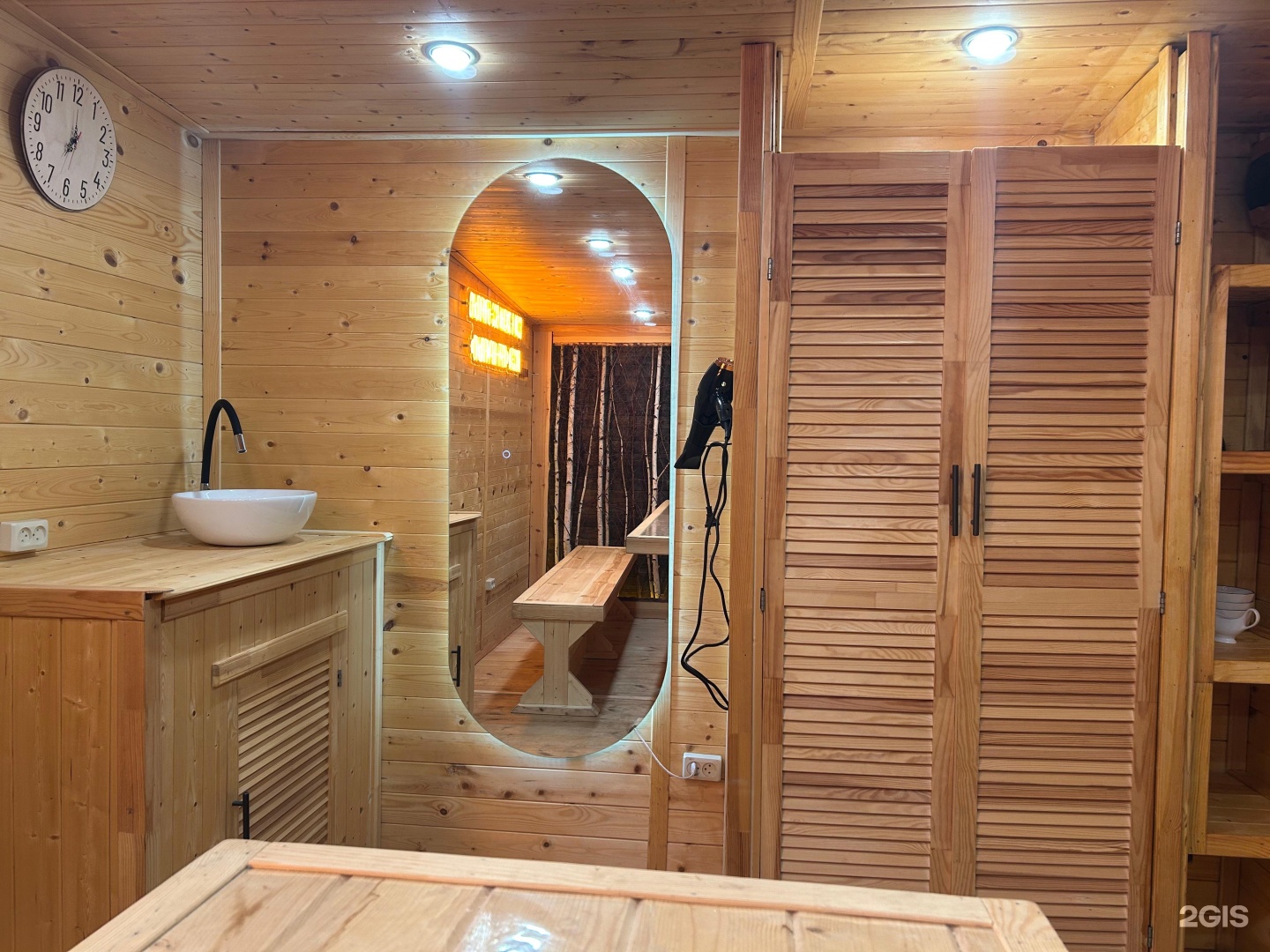 Мәскеулік ерлі-зайыптылар ер адаммен жыныстық қатынасқа түседі.