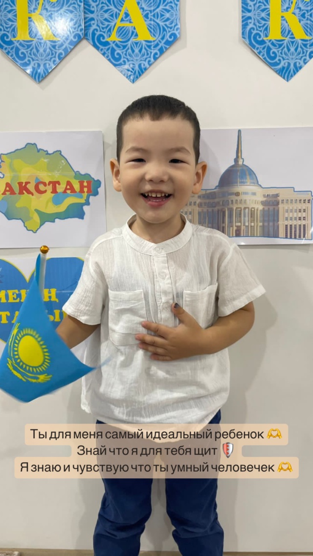 Ол көйлекпен бетін басып отырды Жас сексуалды қыздар мастурбация жасайды видео