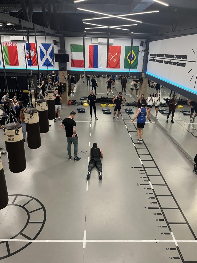 қыздар трусисыз жүреді