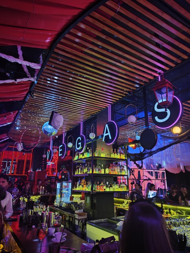 Бар табуреткасында блят Бар табуреткасында блят