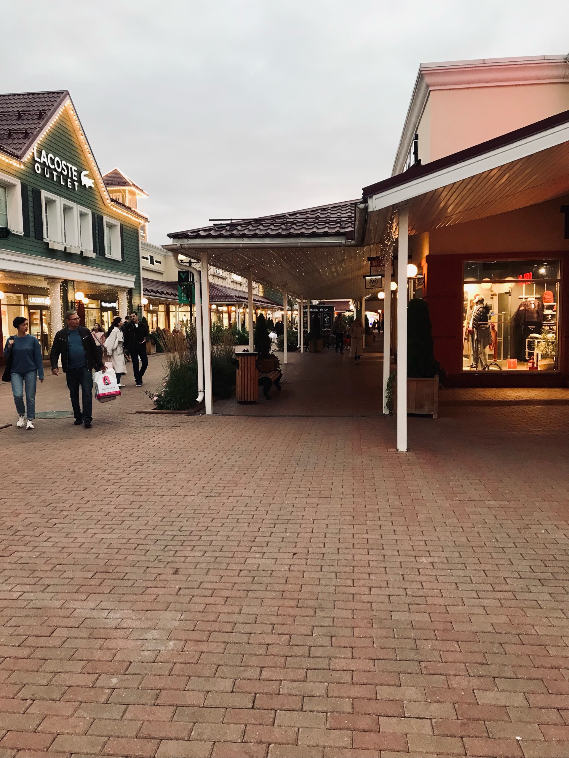 Лапшинка. Outlet village внуково. Москва лапшинка 8. 1. Киевское шоссе внуково аутлет.