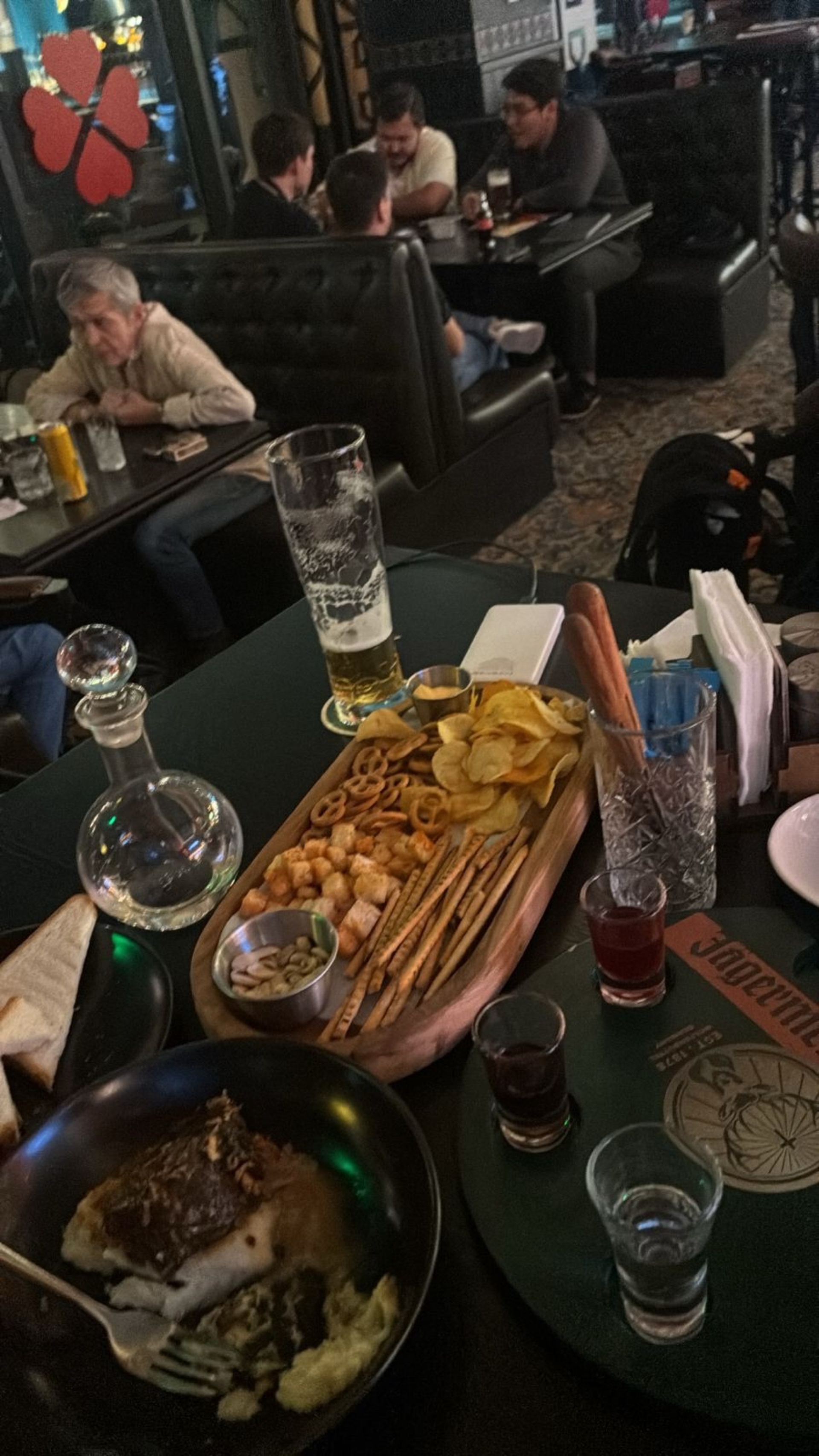 Ол қатарынан үш жыныстық қатынасқа шұжықтарды уәде етеді.