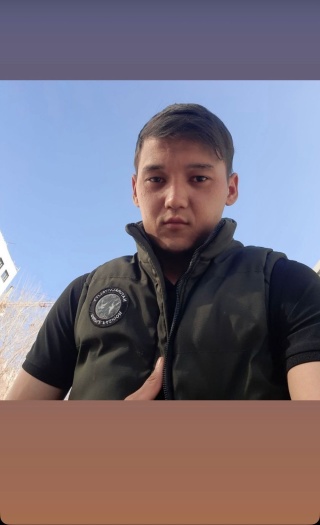 Бәлен бейне Латекс киген сексуалды қызыл шашты қыз